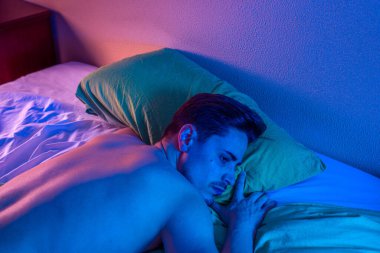 Uykusuzluk çeken genç adam geceleri uyumaya çalışıyor.