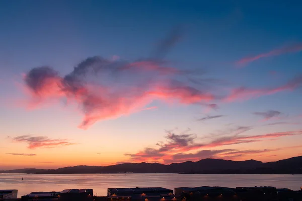 暖かい色調で日没時の雲の完全な空 — ストック写真