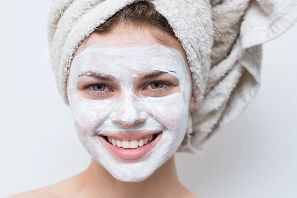 Hermosa Mujer Tras Ducha Con Una Toalla Cabeza Crema Cara —  Fotos de Stock