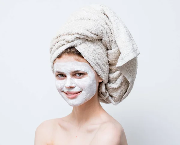 Hermosa Mujer Tras Ducha Con Una Toalla Cabeza Crema Cara —  Fotos de Stock