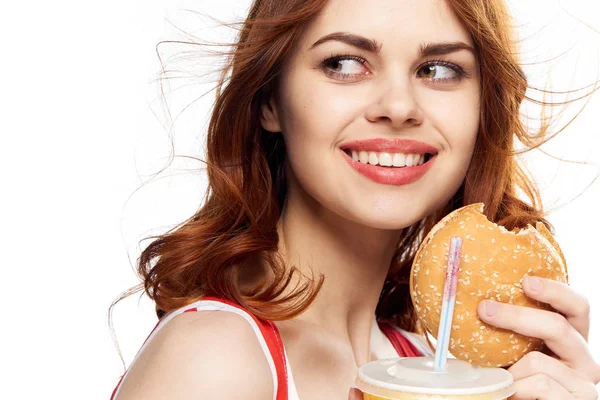 Fröhliche Frau Isst Hamburger Fast Food — Stockfoto