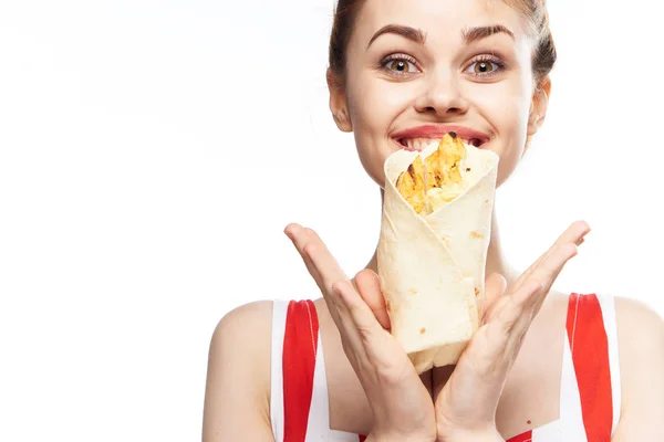 Mujer Alegre Que Tiene Comida Rápida Aislada Sobre Fondo Blanco — Foto de Stock