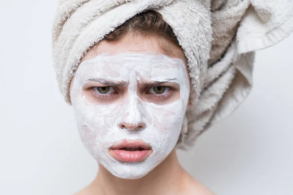 Hermosa Mujer Tras Ducha Con Una Toalla Cabeza Crema Cara —  Fotos de Stock