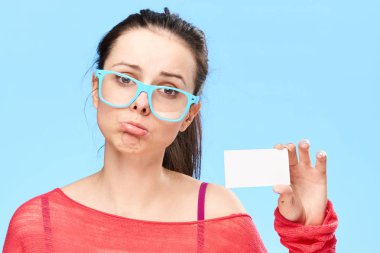 Kadın parlak arka plan ile. Bir kadınla onun elinde beyaz boş kartvizit