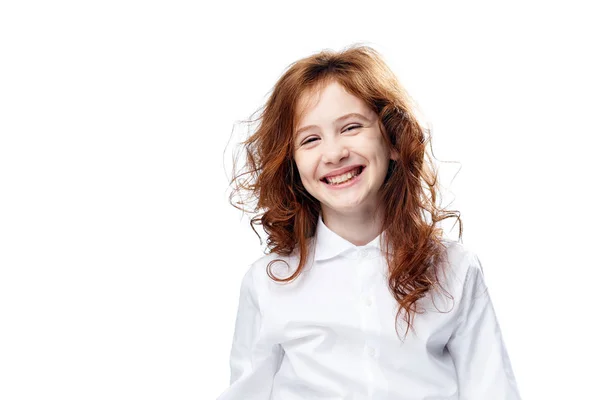 Glada barn som skrattar på isolerade bakgrund, tjej skrattar — Stockfoto