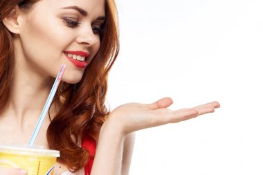 İzole arka plan, Kızıl saçlı kadın içme içki soğutma ile kadın