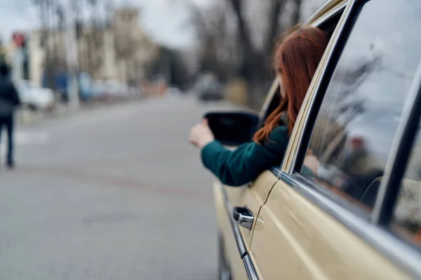 Όμορφη νεαρή γυναίκα στο αυτοκίνητο, μια γυναίκα είναι ιππασία σε ένα αυτοκίνητο ρετρό — Φωτογραφία Αρχείου