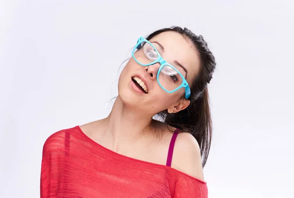 透明な青のメガネの若い女性、白い背景の上の肖像画 — ストック写真