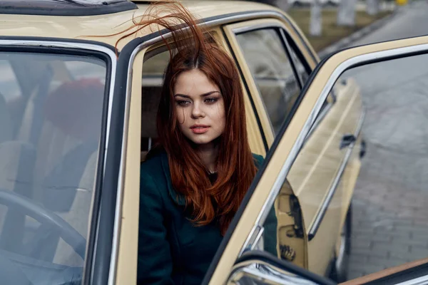 Mujer conduciendo un coche retro, mujer joven conduciendo un coche — Foto de Stock