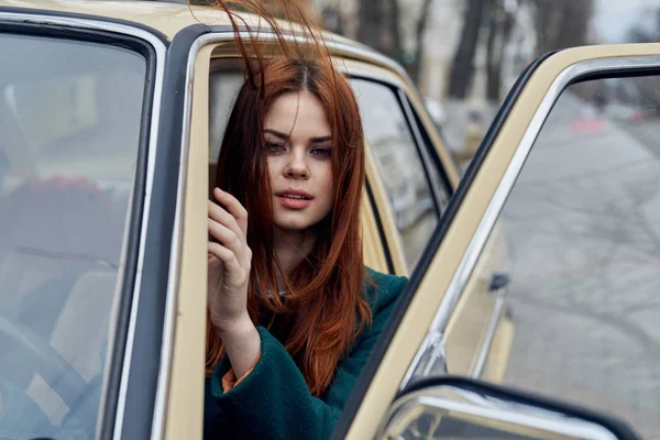 Mujer conduciendo un coche retro, mujer joven conduciendo un coche — Foto de Stock