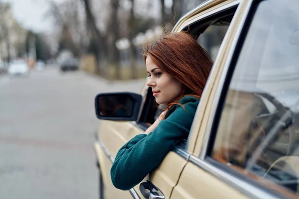 Mujer conduciendo un coche retro, mujer joven conduciendo un coche — Foto de Stock