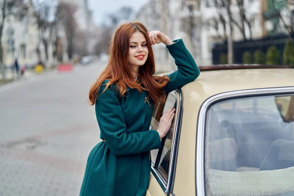 Mulher dirigindo um carro retro, mulher jovem dirigindo um carro — Fotografia de Stock