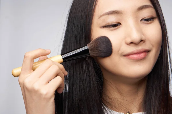 Femme asiatique peint maquillage sur la peau du visage, femme bénéficie de maquillage — Photo