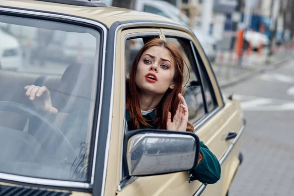 Vrouw rijden een retro auto, jonge vrouw autorijden — Stockfoto