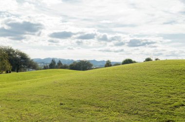Cordoba Arjantin dağ sıraları ve ağaçlarıyla boş golf sahası manzarası