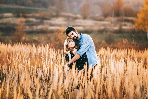 Homem abraçando mulher no campo de trigo — Fotografia de Stock