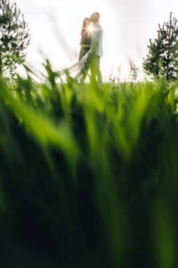 Genç çift alanda yürüyüş