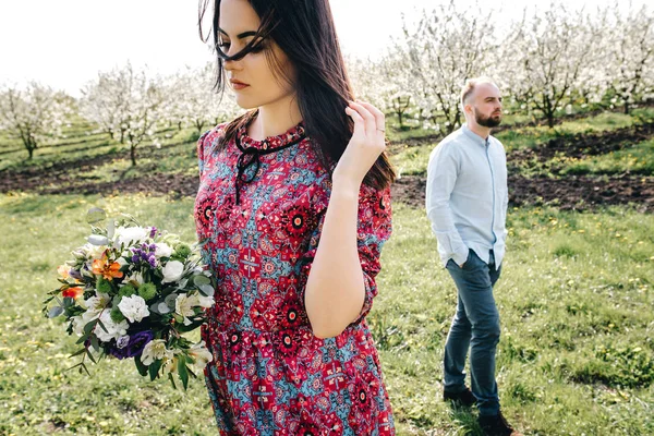 Fiatal pár, séta a virágzó kert — Stock Fotó