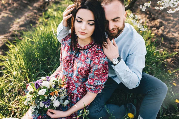 Fiatal pár, a virágzó kert — Stock Fotó