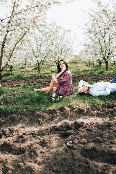 Jovem casal no jardim florescente — Fotografia de Stock