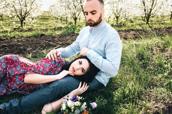 Jovem casal no jardim florescente — Fotografia de Stock