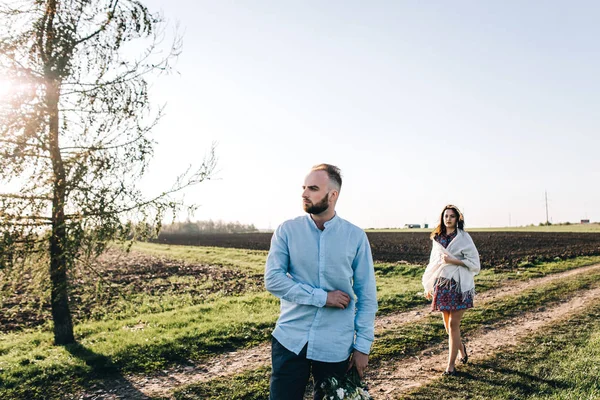 Ungt par promenader genom fältet — Stockfoto