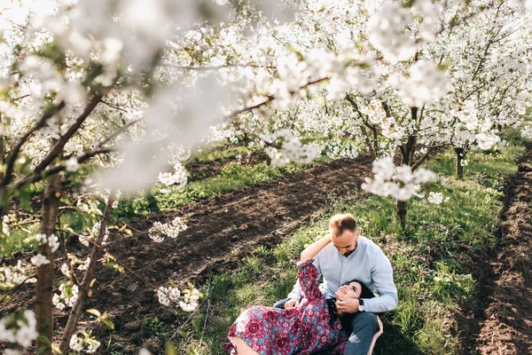 Genç çift çiçek açan bahçesinde