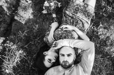 Genç çift çiçek açan bahçesinde