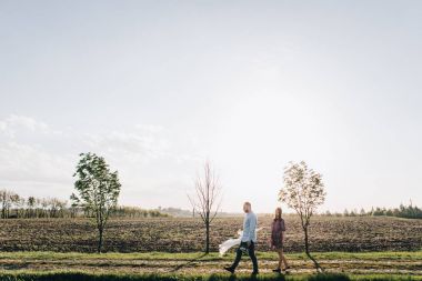 Genç çift alanda yürüyüş