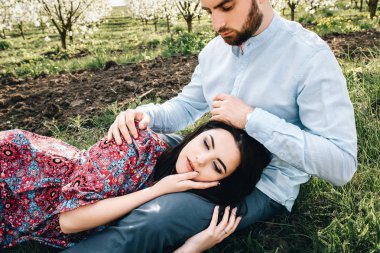 Genç çift çiçek açan bahçesinde