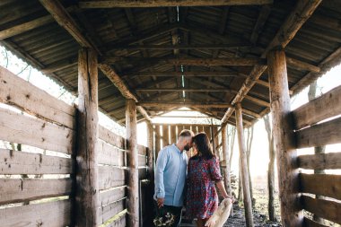 Eski ahşap evde yakınındaki genç Çift