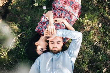 Genç çift çiçek açan bahçesinde