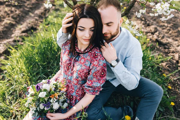 Молода пара в квітучому саду — стокове фото