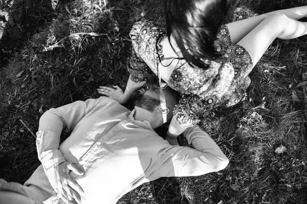 Young couple in the blooming garden — Stock Photo, Image