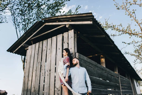 Młoda para w pobliżu stary dom drewniany — Zdjęcie stockowe