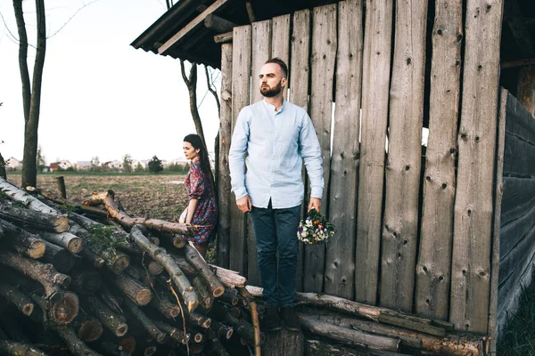 Junges Paar in der Nähe eines alten Holzhauses — Stockfoto