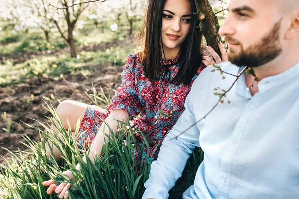 Ungt par i den blommande trädgården — Stockfoto