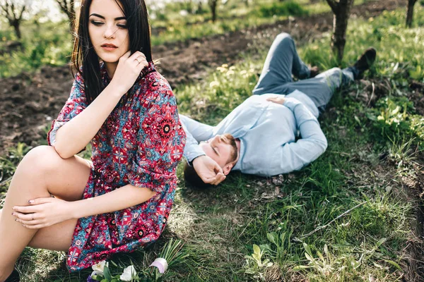 Ungt par i den blommande trädgården — Stockfoto