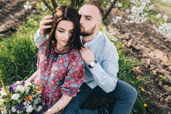 Молода пара в квітучому саду — стокове фото