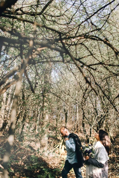 Jovem casal amoroso na floresta — Fotografia de Stock