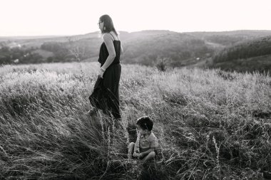 Anne ile oğlu yüksek çim yürür