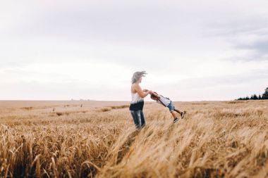 Anne ve oğlu buğday alanında yürüyüş