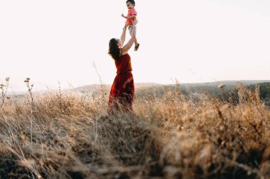 Anne ile oğlu yüksek çim yürür