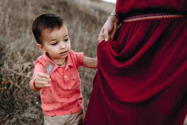 Anne ile oğlu yüksek çim yürür