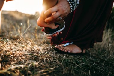 Anne ile oğlu yüksek çim