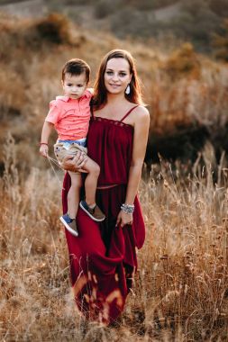 Anne ile oğlu yüksek çim yürür