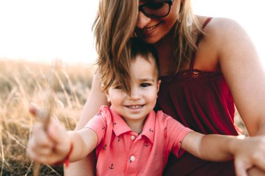 Anne ile oğlu yüksek çim yürür