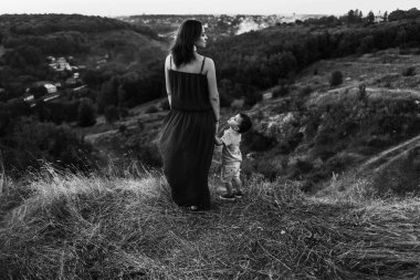 Anne ile oğlu yüksek çim yürür