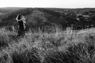 Anne ile oğlu yüksek çim yürür