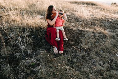Anne ile oğlu yüksek çim yürür